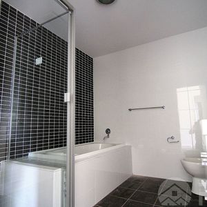 "Stylish Parkside Living: Modern 2-Bedroom Apartment in Westmead for Just $620/Week!" - Photo 2