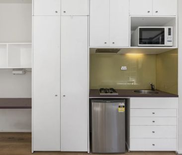Refurbished - Generous Corner Apartment - Utilities Included - Photo 1