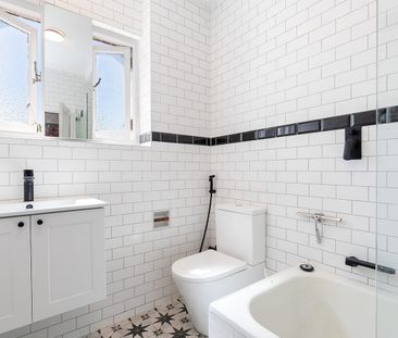 ART DECO NEW YORKER MEETS BEACHSIDE LIVING - FURNISHED EXECUTIVE AC... - Photo 3