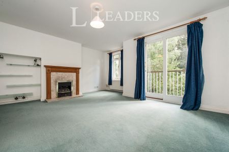 3 bedroom town house to rent Beaufort Court, Cirencester - Photo 2