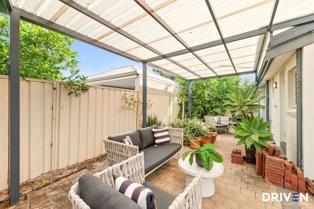 Character, charm and convenience in a highly sought-after location - Photo 2