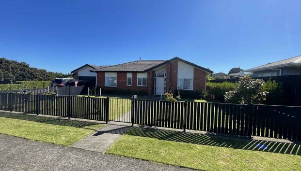 Bell Block Beauty - Photo 1