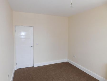 2 bedroom ground floor flat to rent - Photo 2