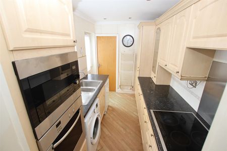 2 bedroom Terraced House to let - Photo 4