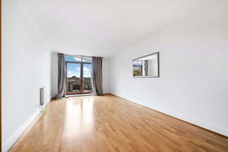 Bright and spacious one double bedroom apartment right in the heart of London's very own oasis; St Katharine Docks. - Photo 5