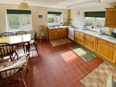 2 bedroom detached bungalow to rent - Photo 4