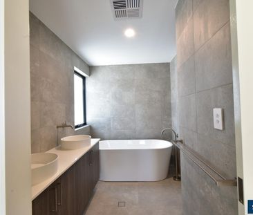 modern and comfortable living 4 Bedroom 3 Bathroom in Karrinyup - Photo 6
