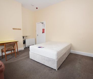 1 bedroom Flat To Let - Photo 2