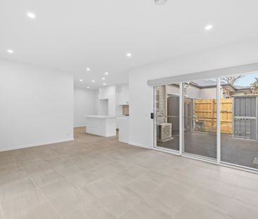 Two bedroom unit in a great location (6 Month Lease Only) - Photo 2