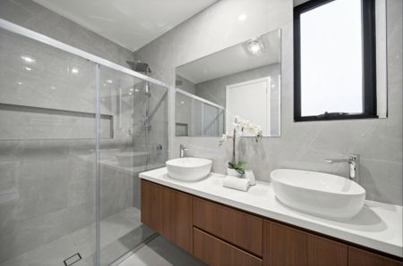 Stunning 5 Bedroom Home - Great Location! - Photo 3