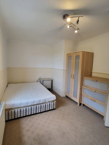 2 Bed Flat, Dumbiedykes Road, EH8 - Photo 2