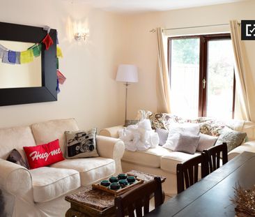 Decorated room in 3-bedroom apartment in Ballinteer, Dublin - Photo 5