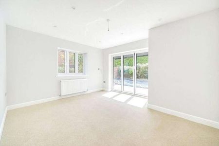 Great Austins, Farnham, Surrey, GU9 - Photo 2