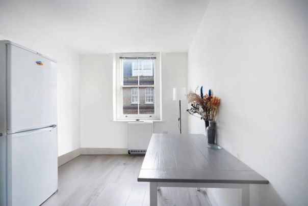 2 bedroom flat in London - Photo 1