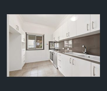 Bright and Spacious Duplex - Photo 5