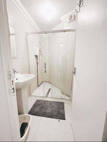 5 bedroom flat share to rent - Photo 2