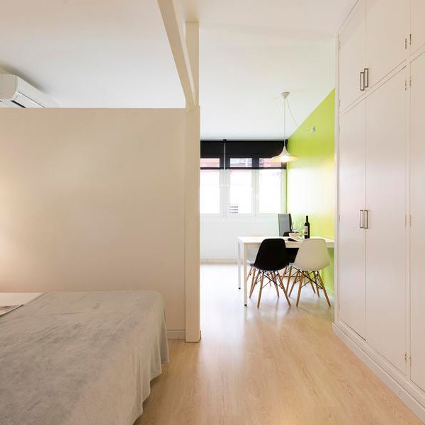 Modern studio apartment in Eixample - Photo 1