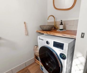 Charming 2-bedroom furnished townhouse, a leisurely stroll to the b... - Photo 5