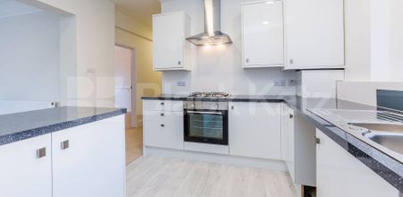 3 Bedroom, 2 bath, 1 reception Flat - Photo 5