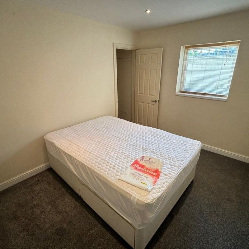 Victoria Road, SWINDON - Photo 1