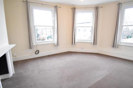 3 bedroom flat to rent - Photo 2
