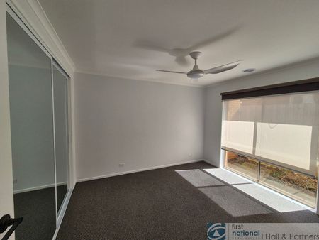 2 / 37 John Hunter Drive, Endeavour Hills - Photo 3