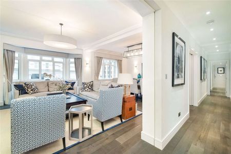 Beautiful interior designed 1st floor flat with generous proportions, 24 hour porter, air conditioning in the main bedrooms and communal gardens access. - Photo 2