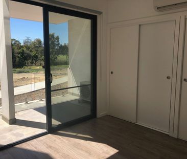 Modern Unfurnished Townhouse for Rent in Yarraville! - Photo 5