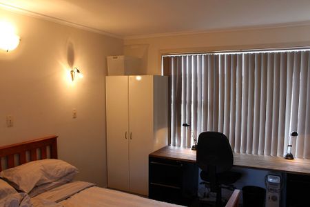 Close to Northcote Township and Harbour Bridge - Photo 5