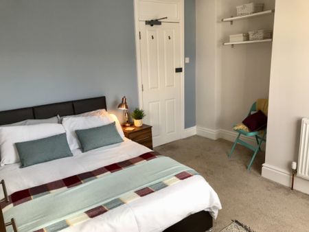 *Central Location**No Deposit**All Bills Included* 4 - Photo 4