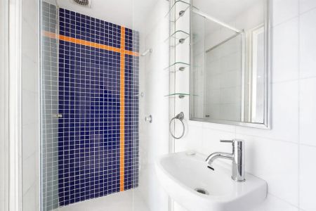 STYLISH ONE-BEDROOM APARTMENT WITH BALCONY IN THE HEART OF ST KILDA - Photo 5