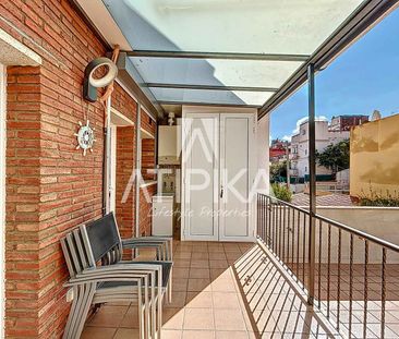 Casa en alquiler con amplia terraza en La Font d’en Fargues, Barcelona - Photo 2