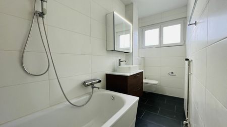 Neu renoviertes 6-Zimmer Doppelhaus mit Parkplätzen, Sitzplatz und Garten - Foto 3