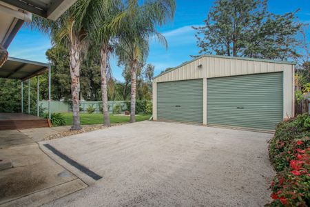 Beautiful Renovated Three Bedroom Home - Photo 5