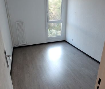 Location Appartement 4 pièces 80m² MARTIGUES 13500 - Photo 3