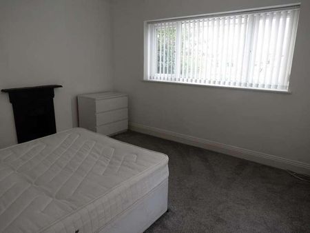 Bedroom Detached House In Winton, BH9 - Photo 4