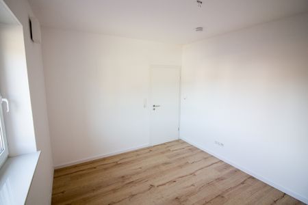 Wohnen Sie traumhaft schön, modern und zentral - 3 ZKB Etagenwohnung mit EBK, Balkon & Stellplatz - Photo 3