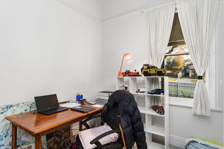 Spacious 4-Bedroom Home in Old East Albury - Photo 3