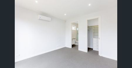 Modern House with Fireplace & seperate Study - Photo 3