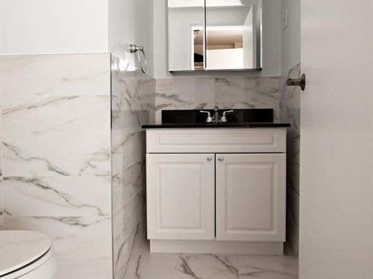 3033 Rue Sherbrooke O. - Photo 1