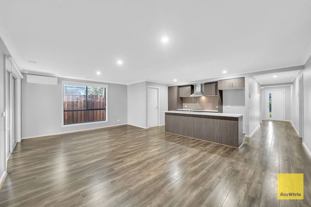 Luxury Living, Prime Location & Ultimate Convenience in Emerald Park Estate.. - Photo 1