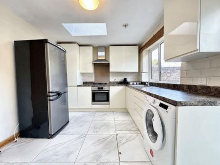 3 bedroom terraced house to rent - Photo 3