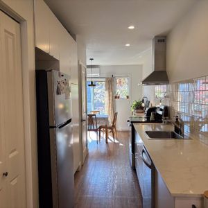 Appartement 2 chambres 2 SDB avec cour - Photo 2