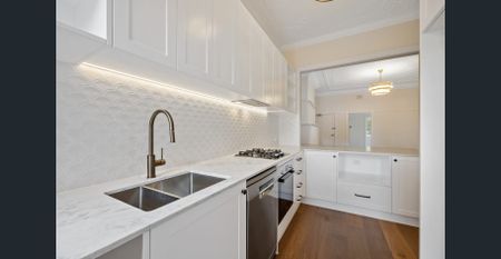 Fully Renovated Art Deco Apartment - Photo 3