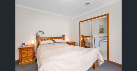 Spacious Family Home Opposite Altona Meadows Reserve - Photo 4