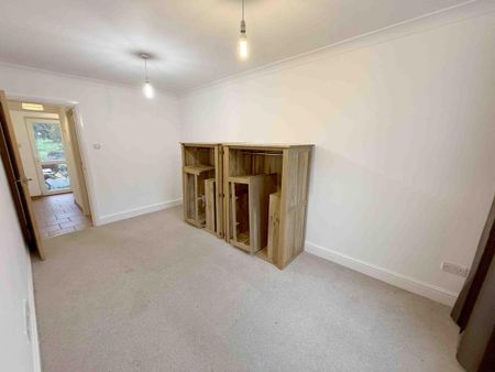 4 bedroom semi-detached house to rent - Photo 3