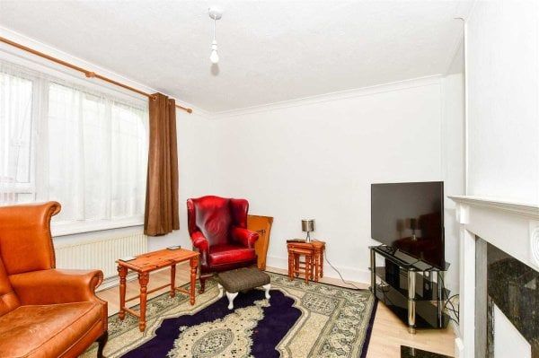 Town centre 1 bedroom house to rent - Photo 1