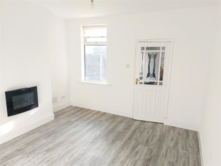 2 bedroom Semi-detached house to rent - Photo 3