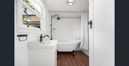 Trendy Three Bedroom Centrally Located Home! - Photo 5