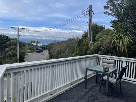 Sunny 3-Bedroom Townhouse in Sought-After Wadestown - Photo 5